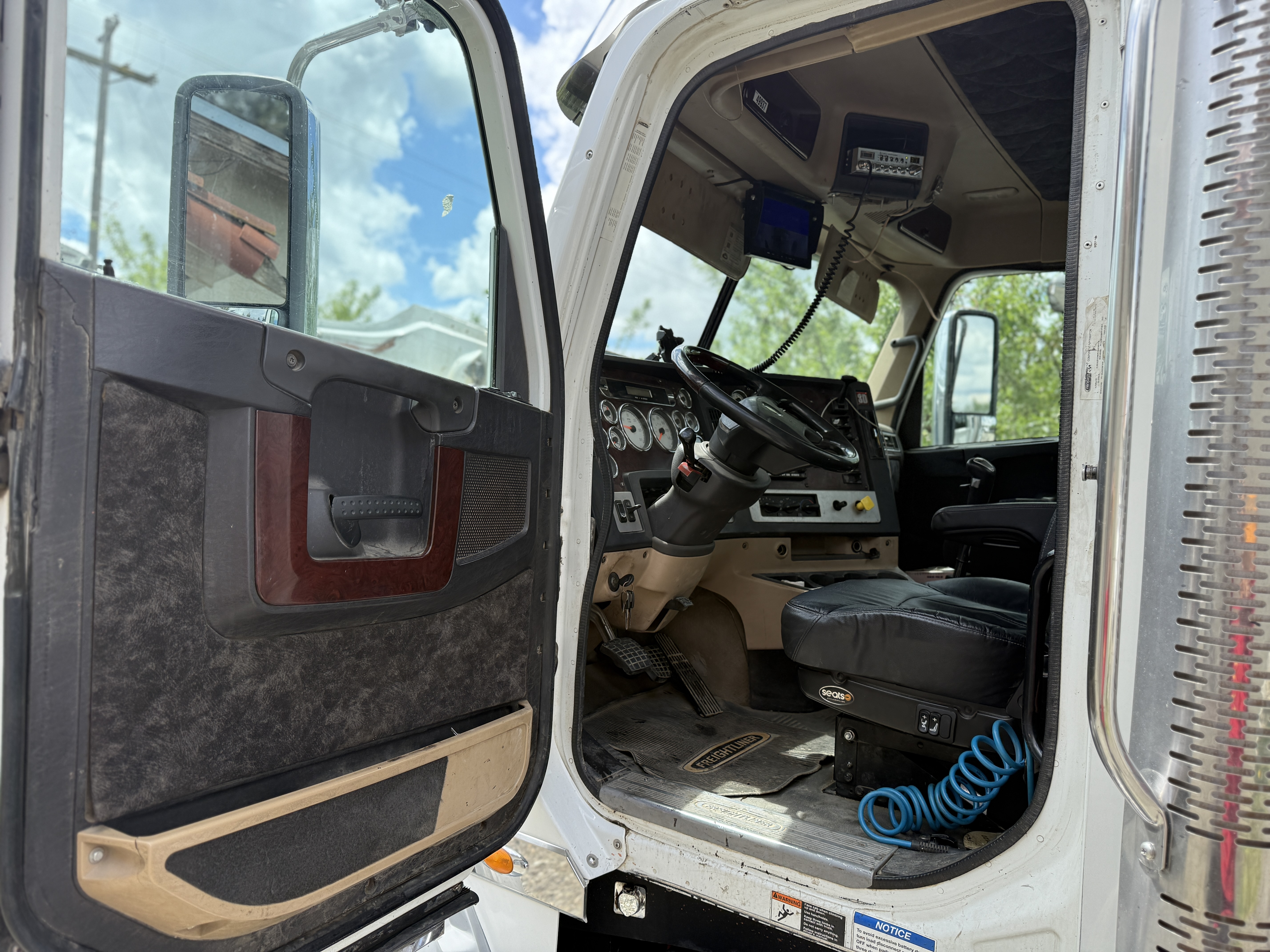 2012 FREIGHTLINER 122SD Super Tag - Image 12